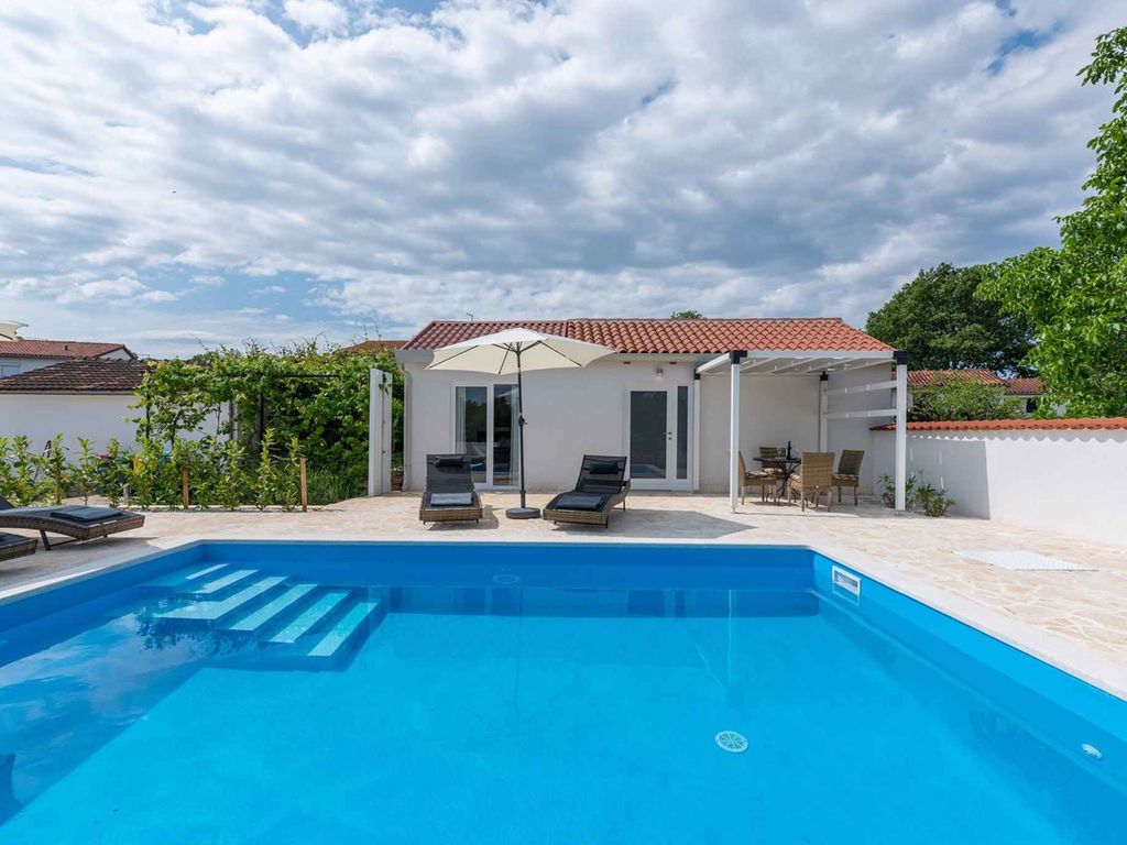 Ferienhaus mit privatem Pool, Garten und Grill