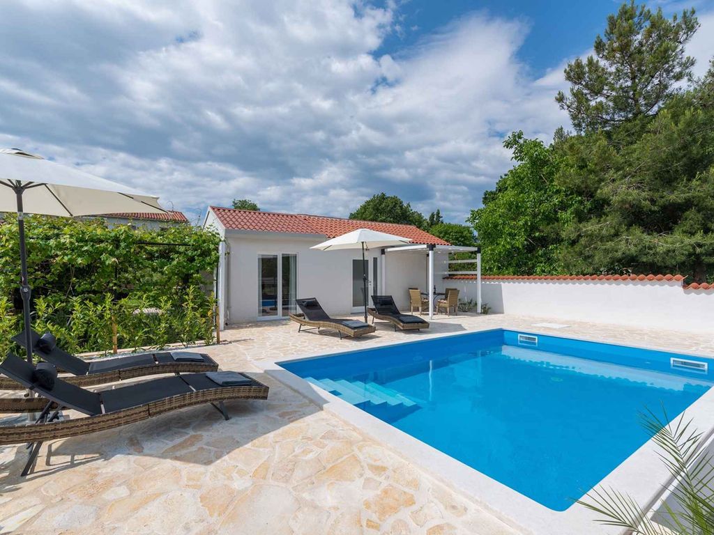 Ferienhaus mit privatem Pool, Garten und Grill
