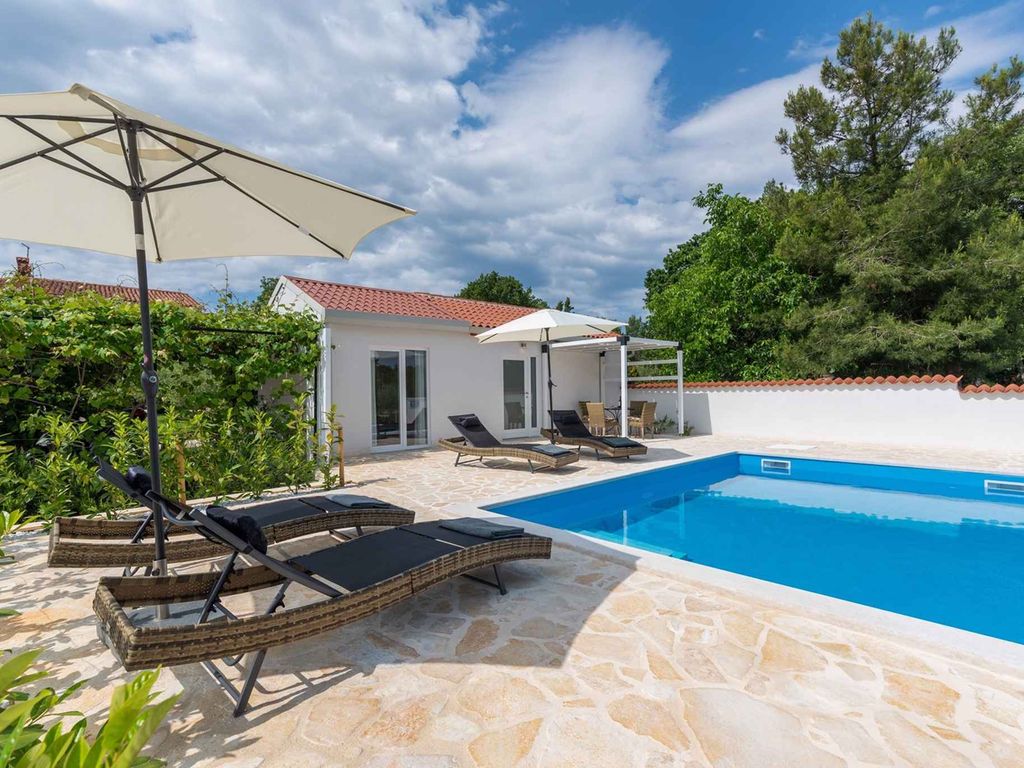 Ferienhaus mit privatem Pool, Garten und Grill