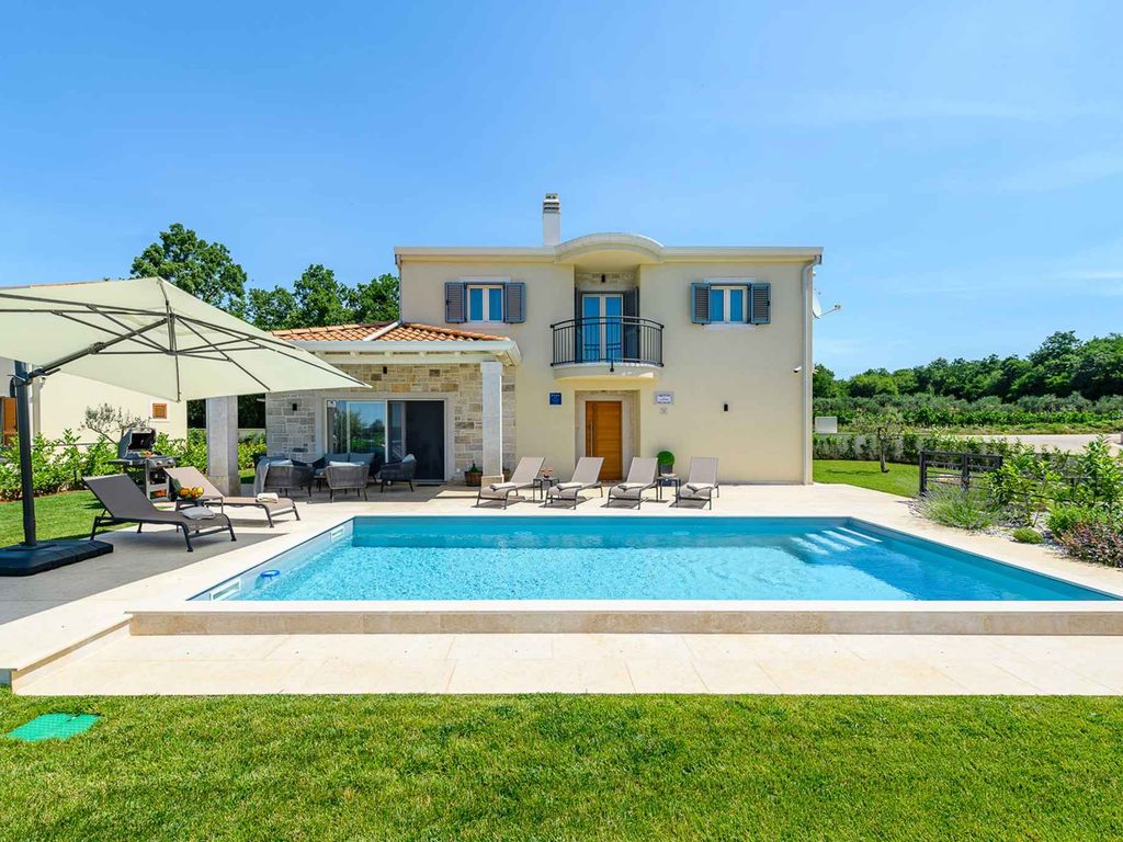 Villa mit Swimmingpool und Grill