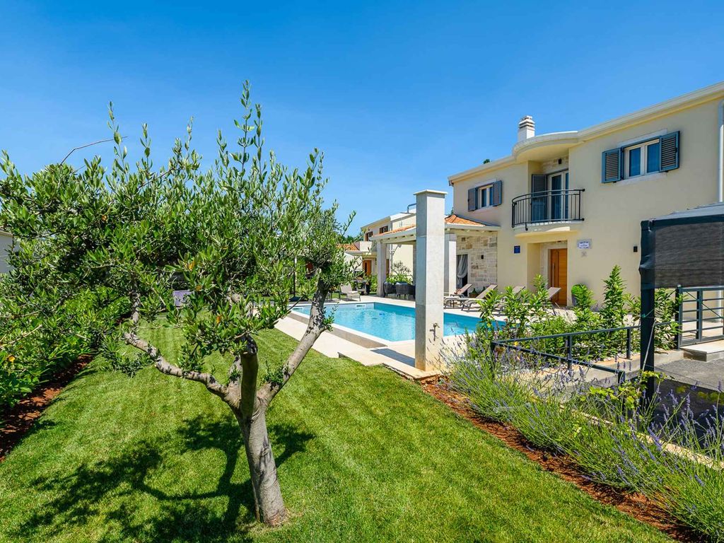 Villa mit Swimmingpool und Grill