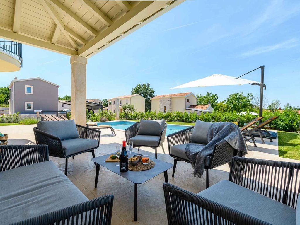 Villa mit Swimmingpool und Grill