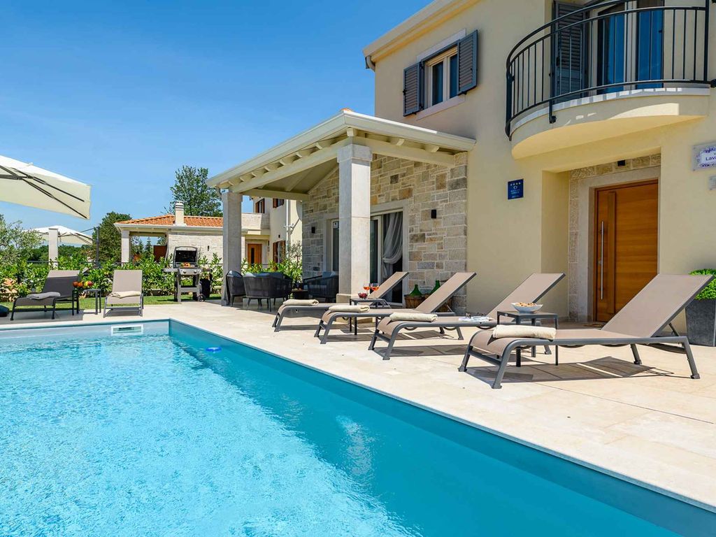 Villa mit Swimmingpool und Grill