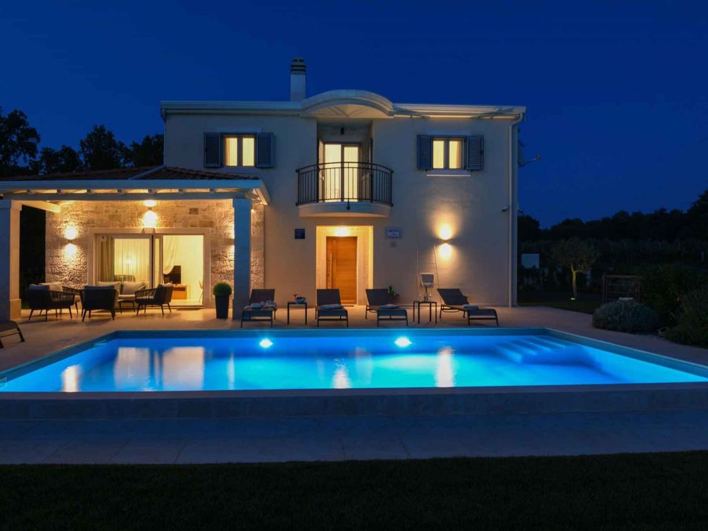 Villa mit Swimmingpool und Grill