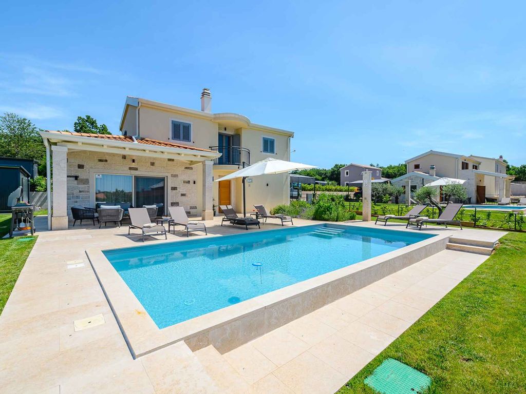 Villa mit Swimmingpool und Grill