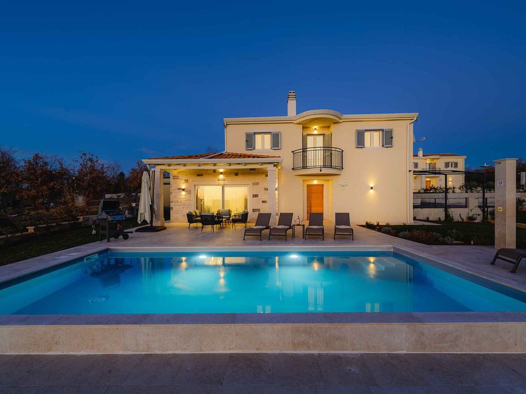 Villa mit Swimmingpool und Grill