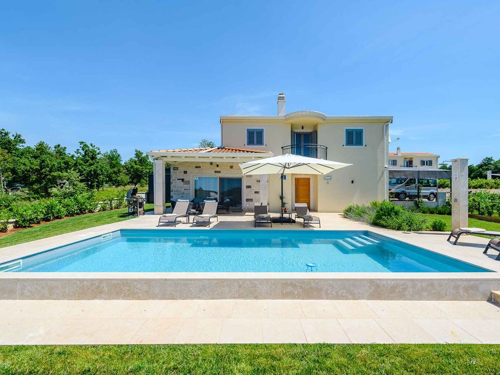 Villa mit Swimmingpool und Grill