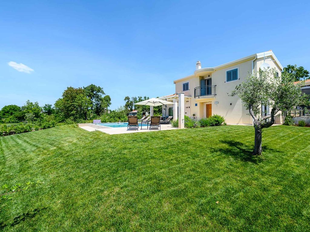 Villa mit Swimmingpool und Grill
