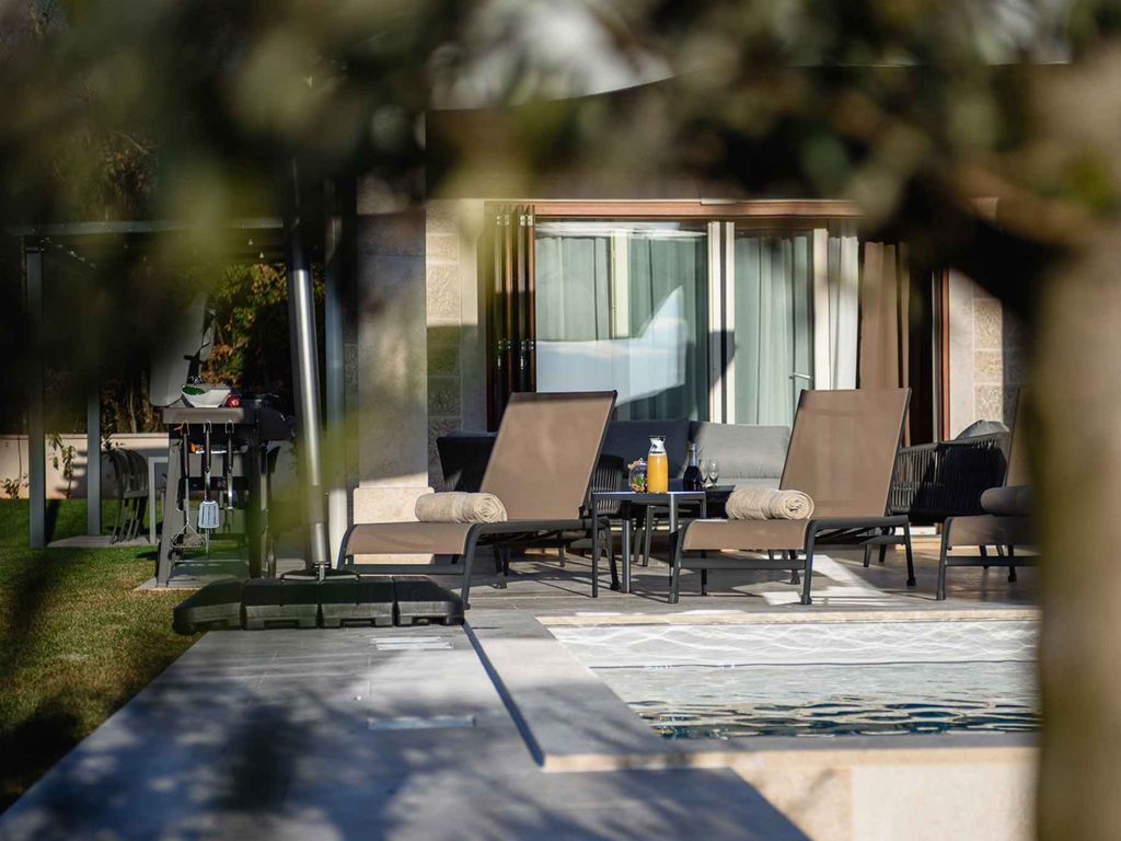 Villa mit Swimmingpool und Grill