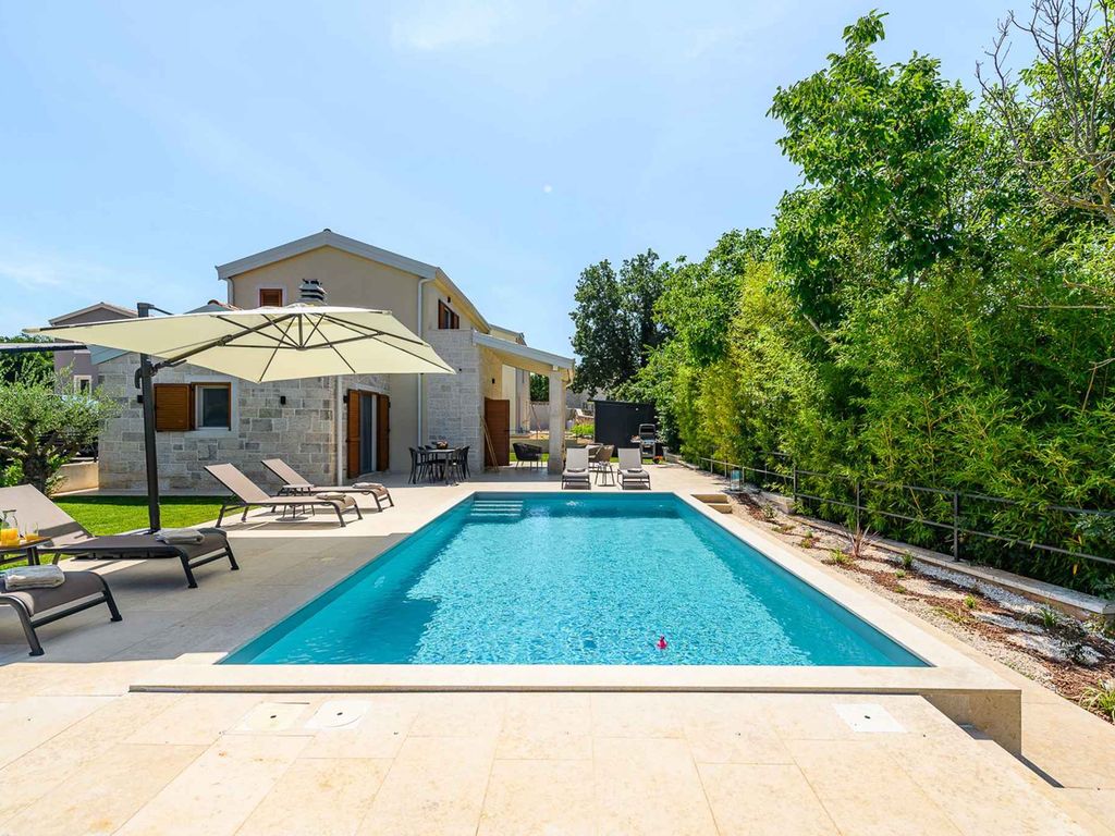 Villa mit Pool und Klimaanlage