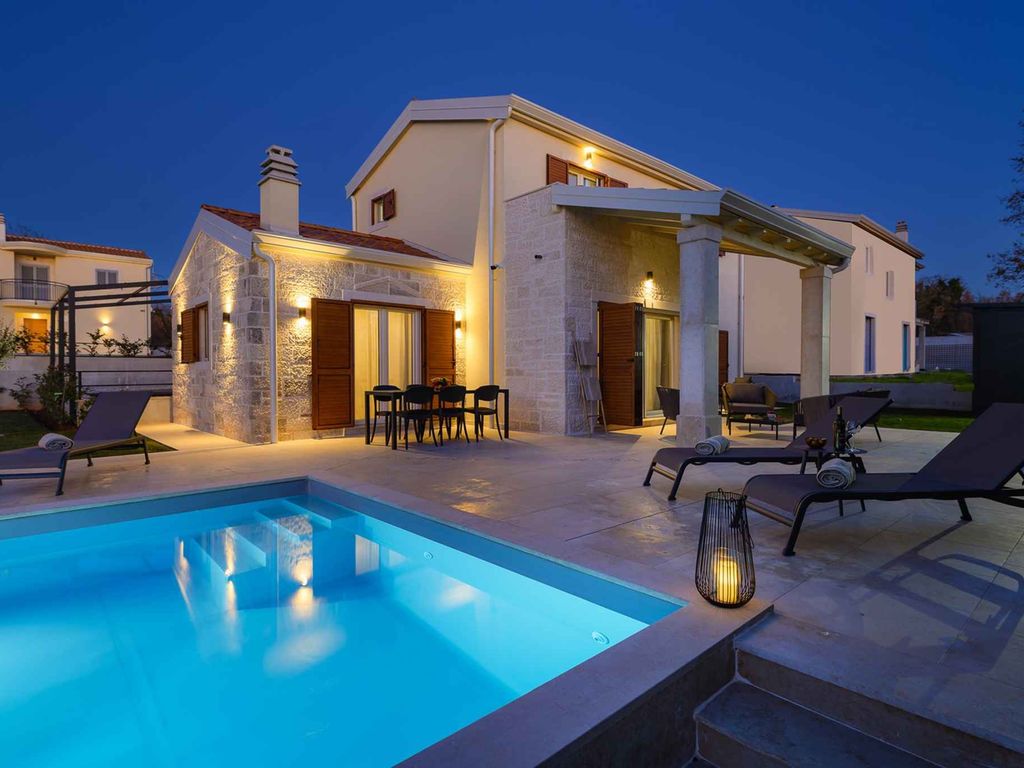 Villa mit Pool und Klimaanlage