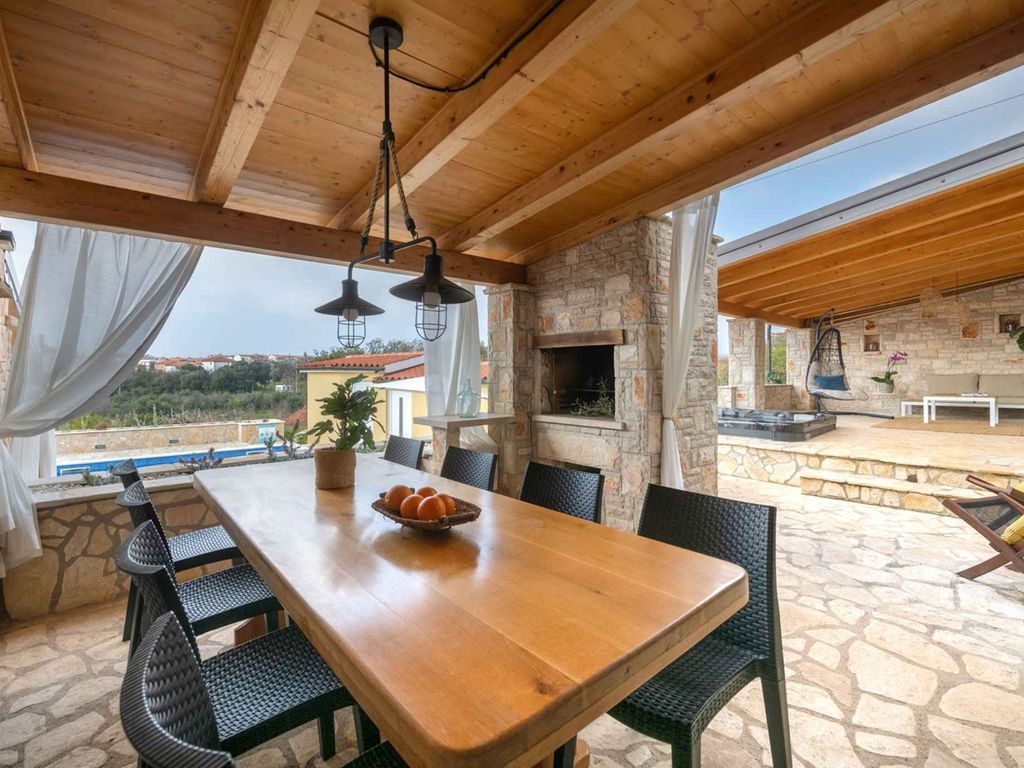 Villa mit Swimmingpool und Whirlpool