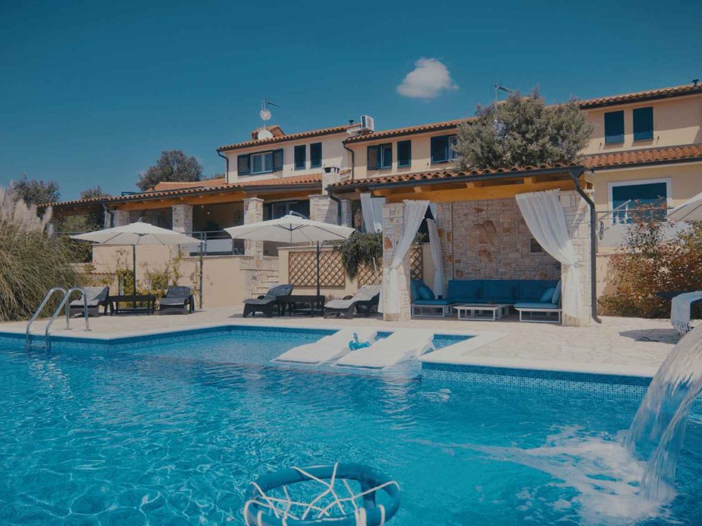 Villa mit Swimmingpool und Whirlpool