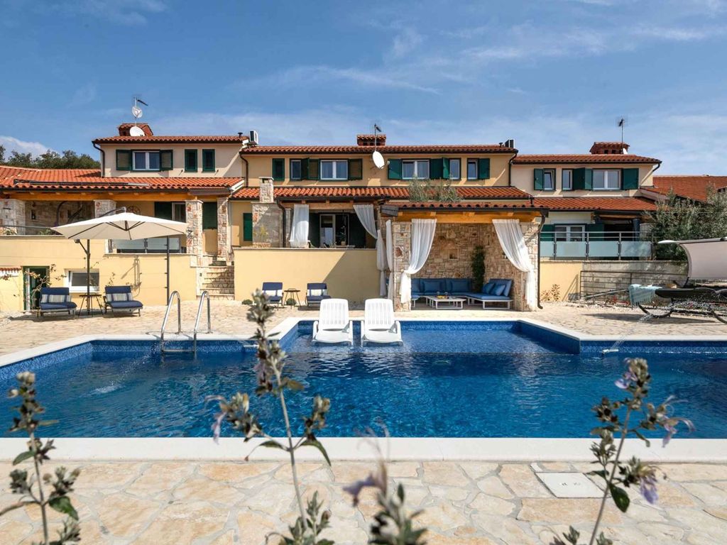 Villa mit Swimmingpool und Whirlpool