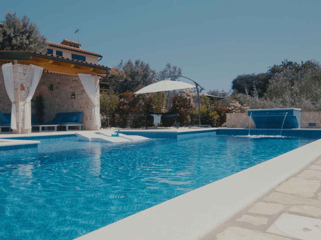 Villa mit Swimmingpool und Whirlpool