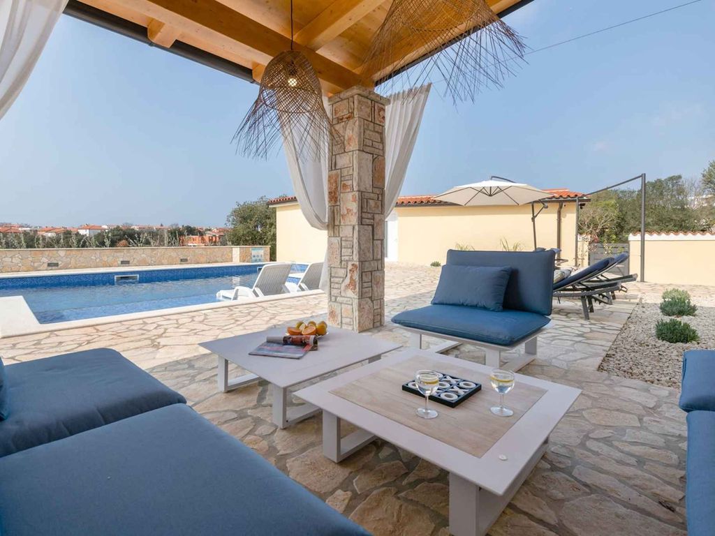 Villa mit Swimmingpool und Whirlpool