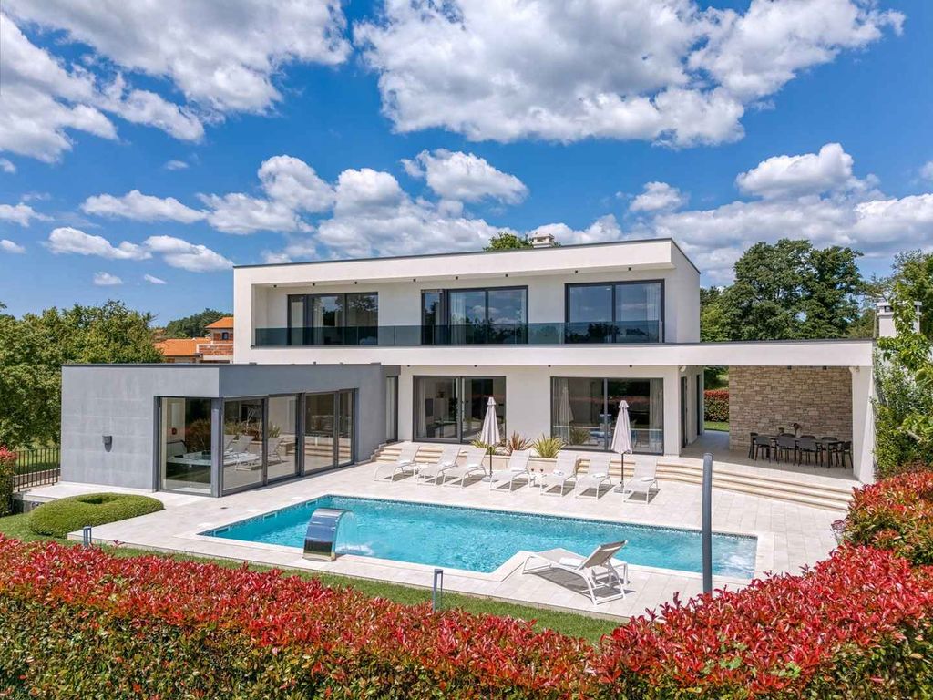 Villa Eine Luxusvilla mit einem kristallklaren Swimmingpool und gepflegten Garten