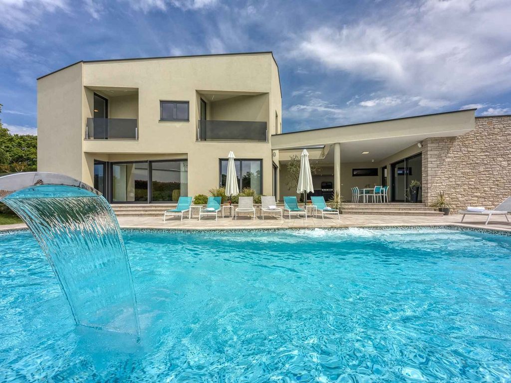 Villa Eine Luxusvilla mit einem kristallklaren Swimmingpool und gepflegten Garten