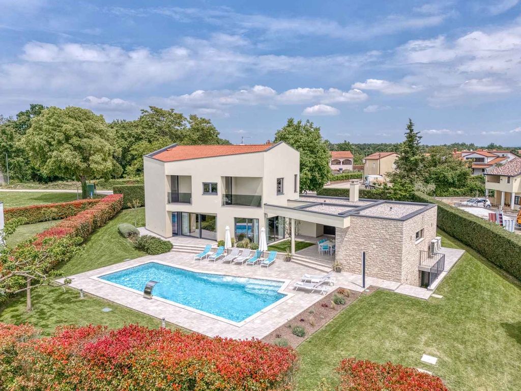 Villa Eine Luxusvilla mit einem kristallklaren Swimmingpool und gepflegten Garten