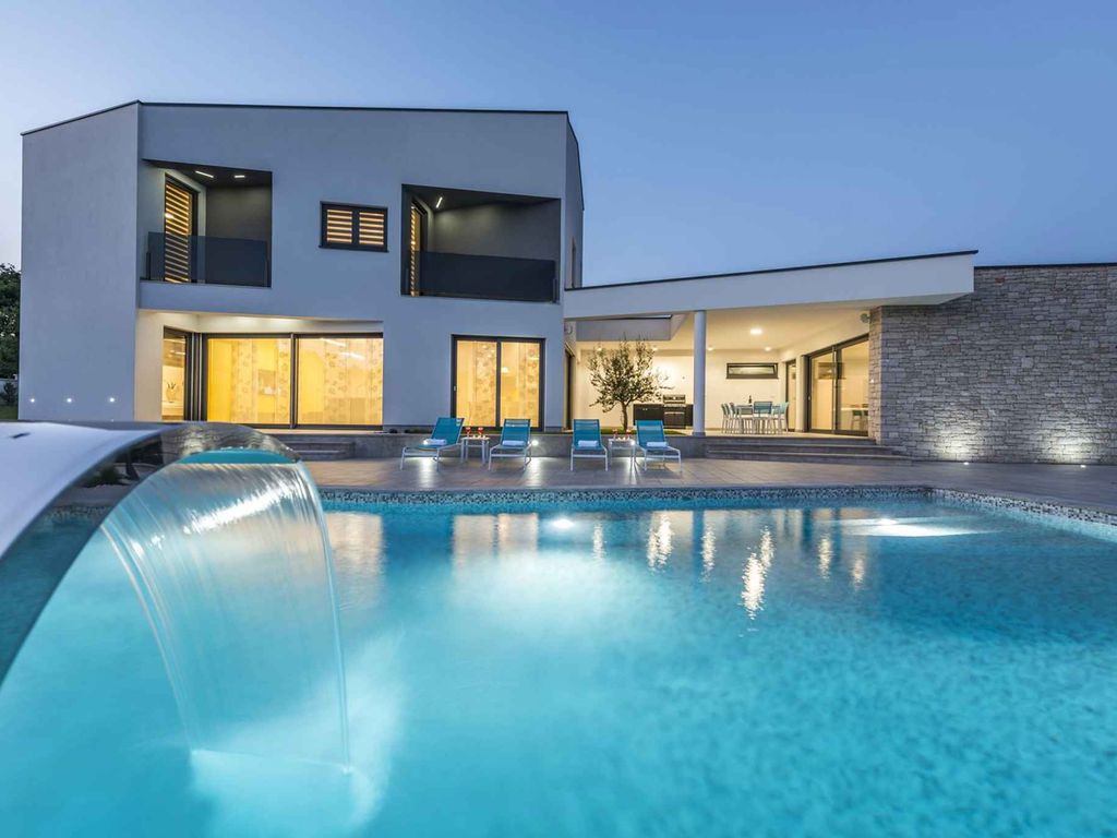 Villa Eine Luxusvilla mit einem kristallklaren Swimmingpool und gepflegten Garten