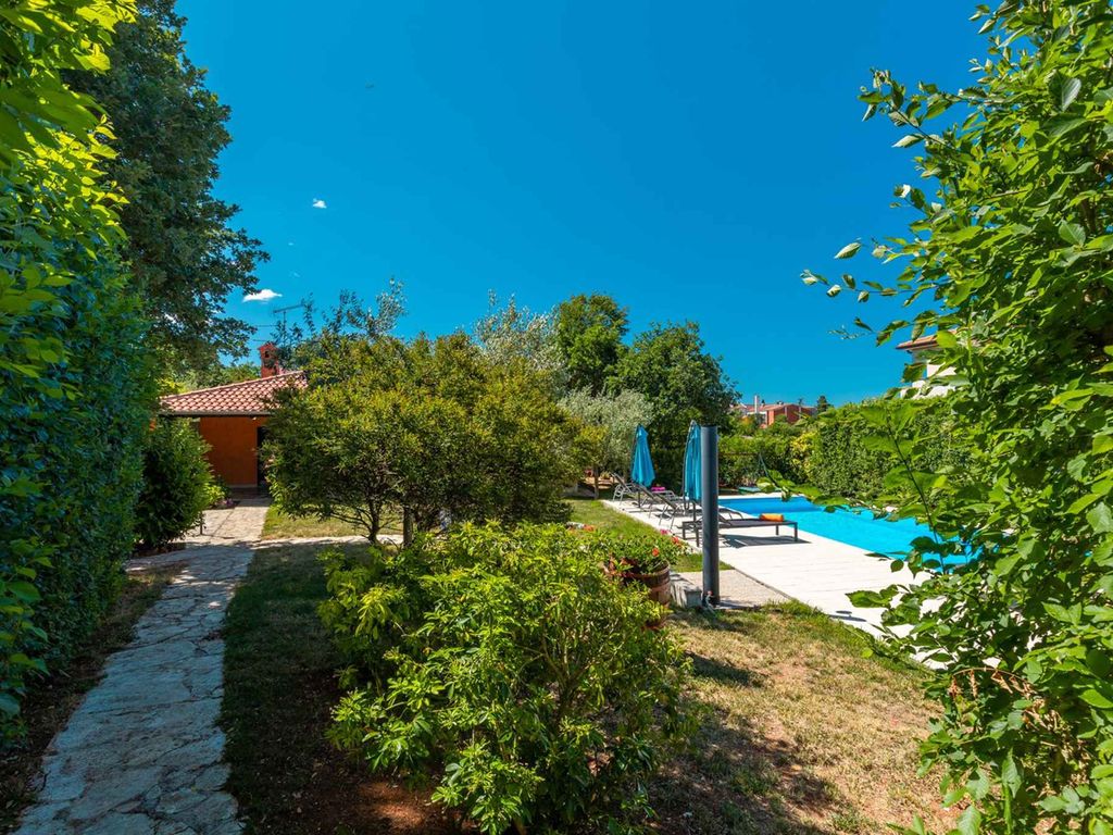 Ferienhaus mit privatem Pool und einem großen Garten mit Kinderspielplatz