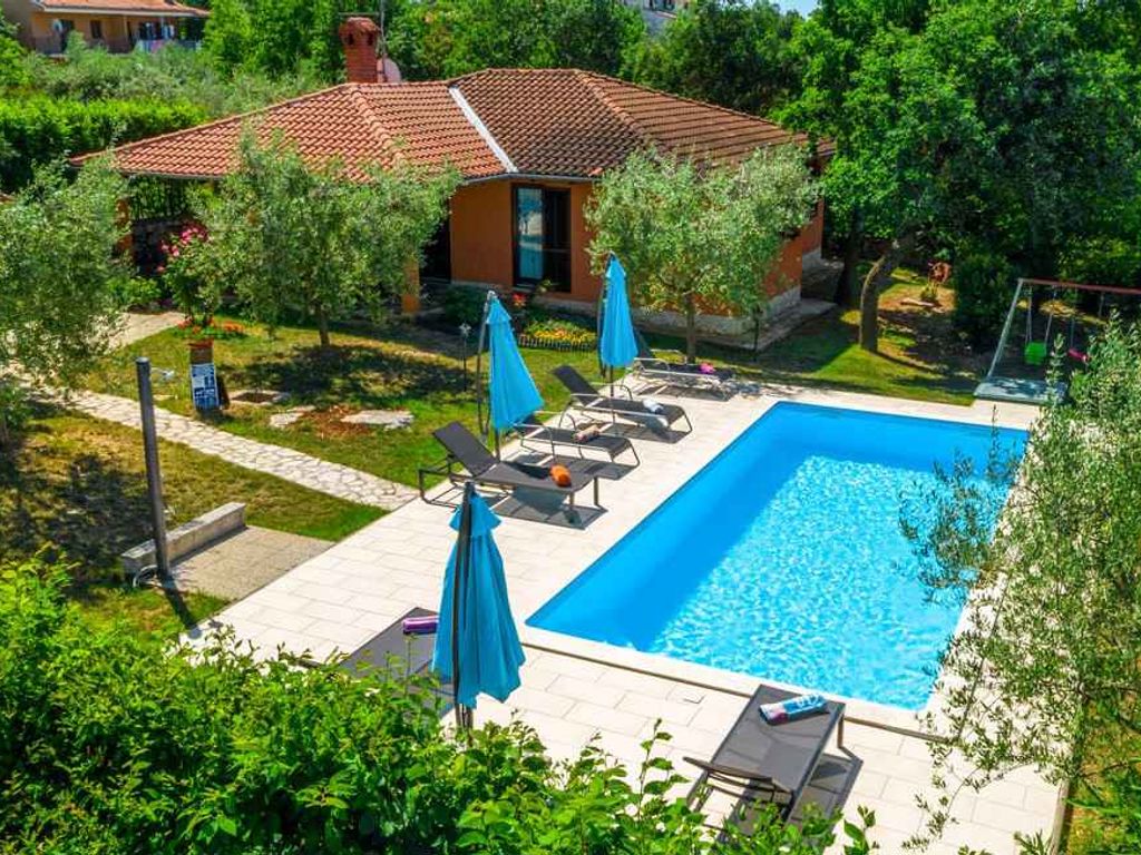 Ferienhaus mit privatem Pool und einem großen Garten mit Kinderspielplatz