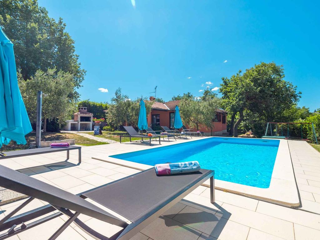 Ferienhaus mit privatem Pool und einem großen Garten mit Kinderspielplatz