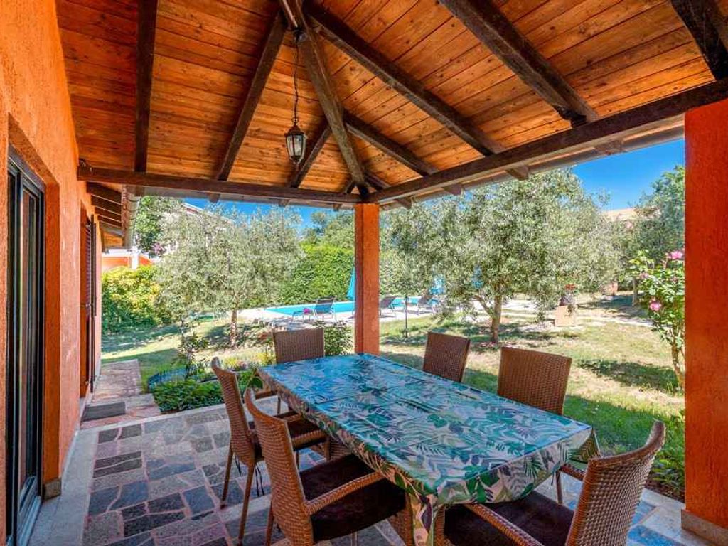 Ferienhaus mit privatem Pool und einem großen Garten mit Kinderspielplatz