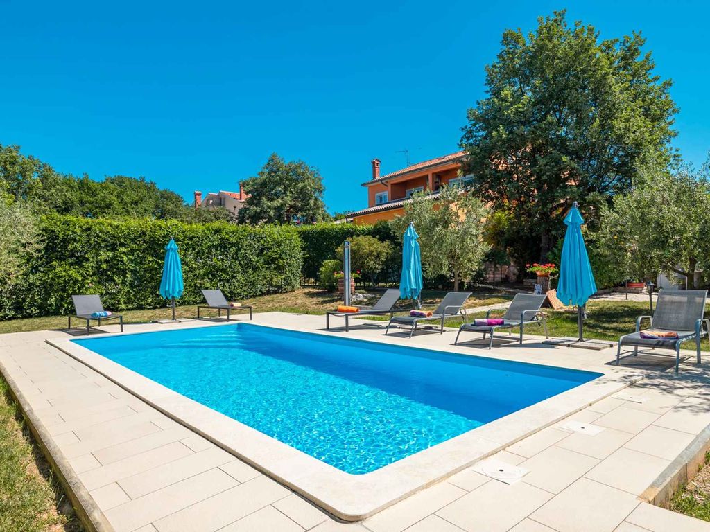 Ferienhaus mit privatem Pool und einem großen Garten mit Kinderspielplatz
