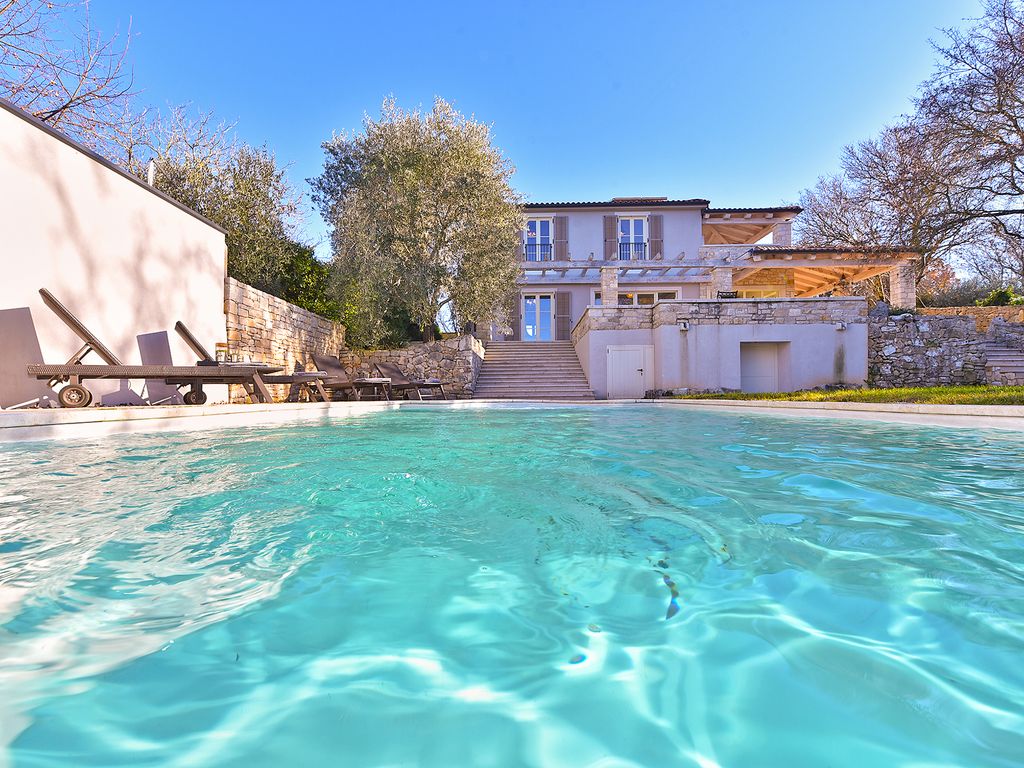 Ferienhaus mit Terrasse und Pool