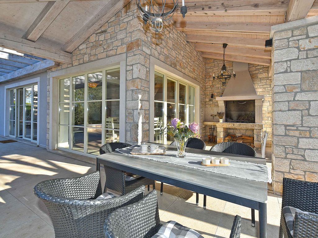 Ferienhaus mit Terrasse und Pool