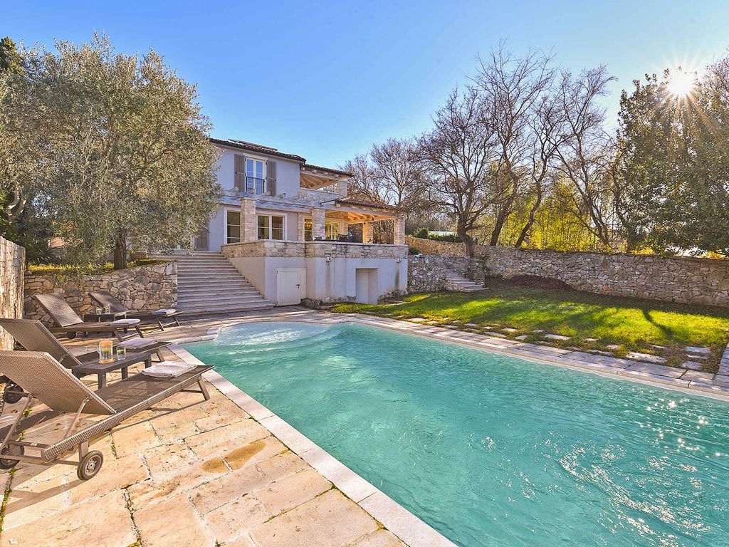 Ferienhaus mit Terrasse und Pool
