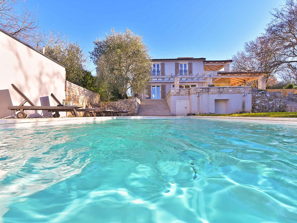 Ferienhaus mit Terrasse und Pool