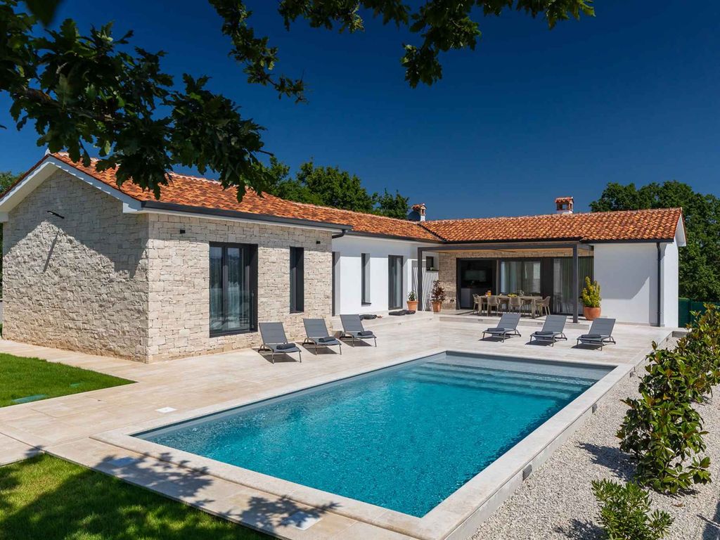 Villa mit Außenpool