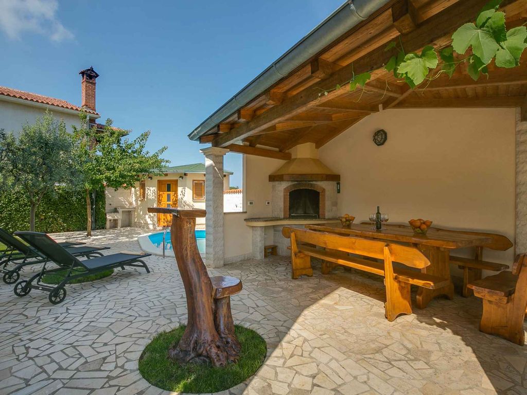 Villa mit Pool und Parkplatz