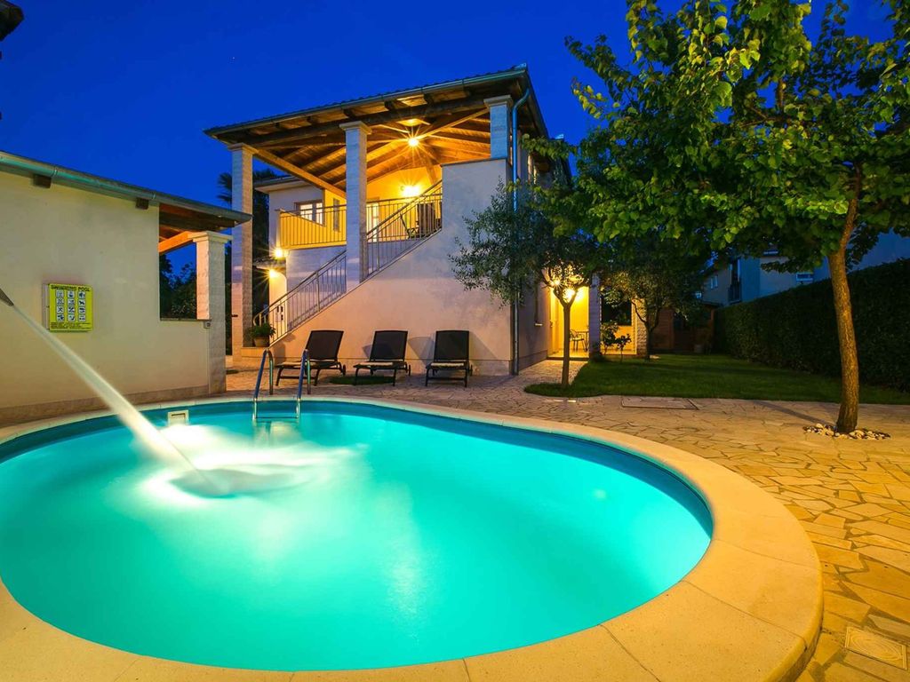 Villa mit Pool und Parkplatz