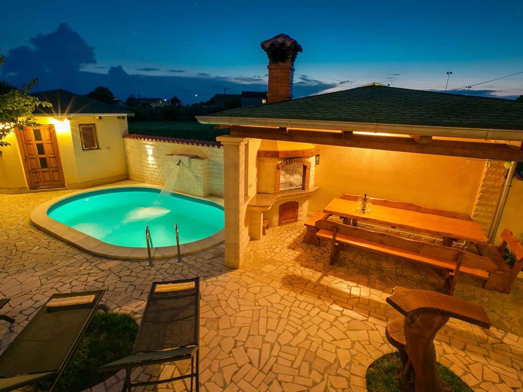 Villa mit Pool und Parkplatz