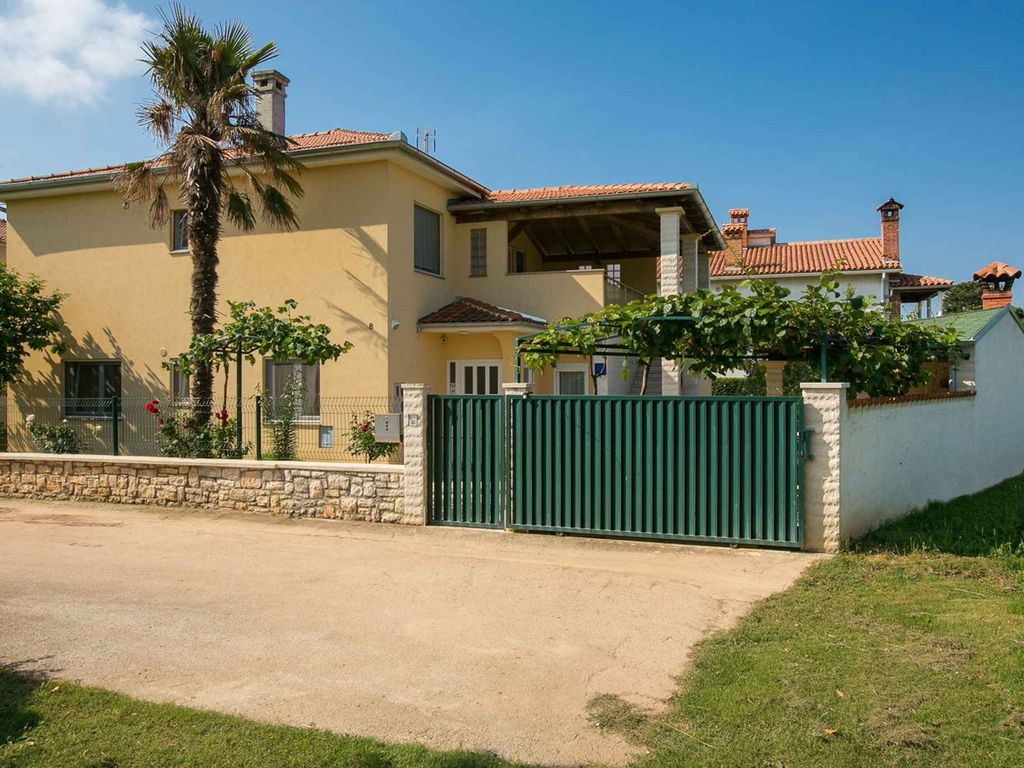 Villa mit Pool und Parkplatz