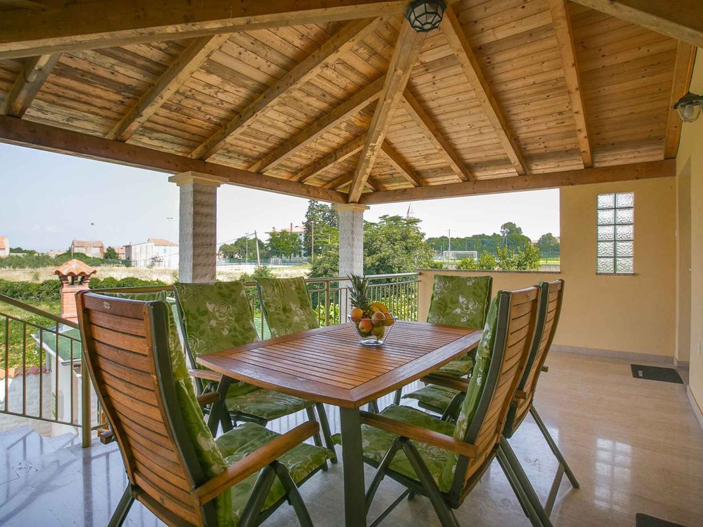 Villa mit Pool und Parkplatz