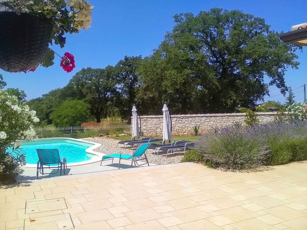 Ferienhaus mit Pool und Klimaanlage