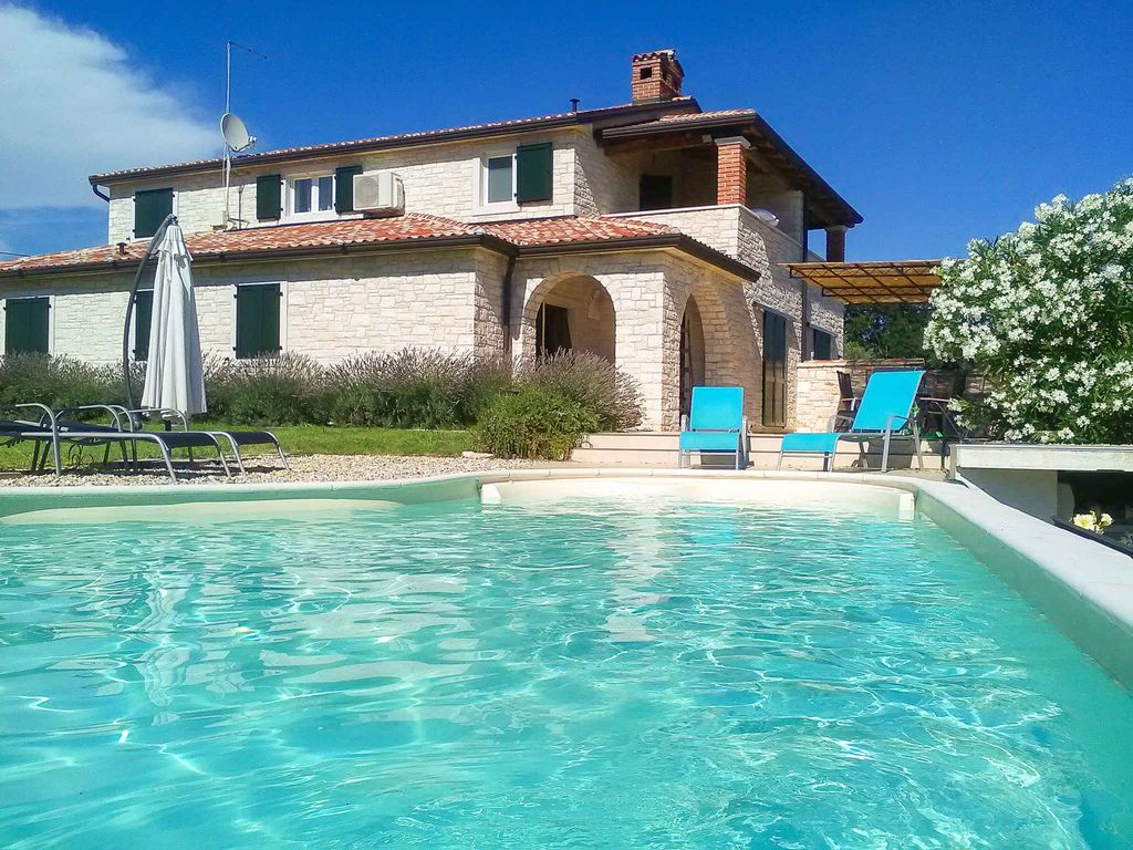 Ferienhaus mit Pool und Klimaanlage