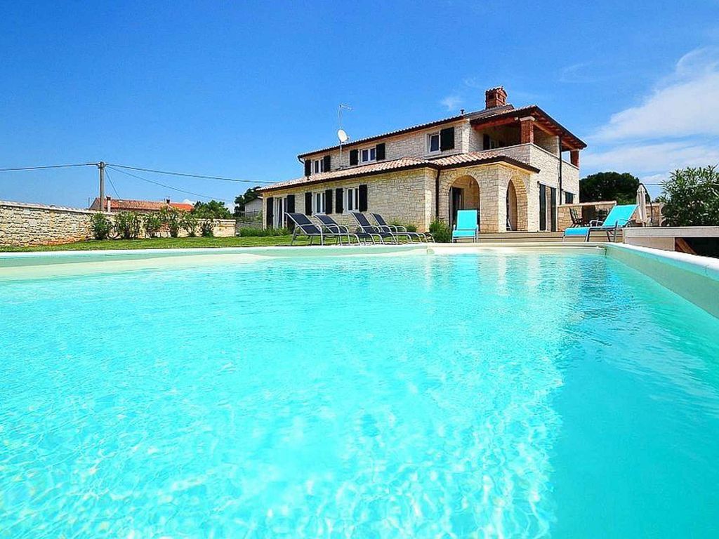 Ferienhaus mit Pool und Klimaanlage