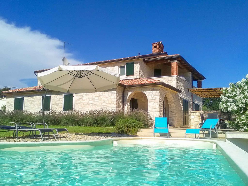 Ferienhaus mit Pool und Klimaanlage