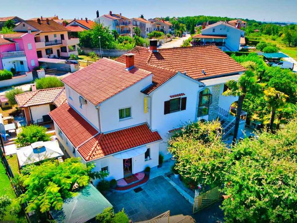 Ferienwohnung mit Terrasse und Jacuzzi