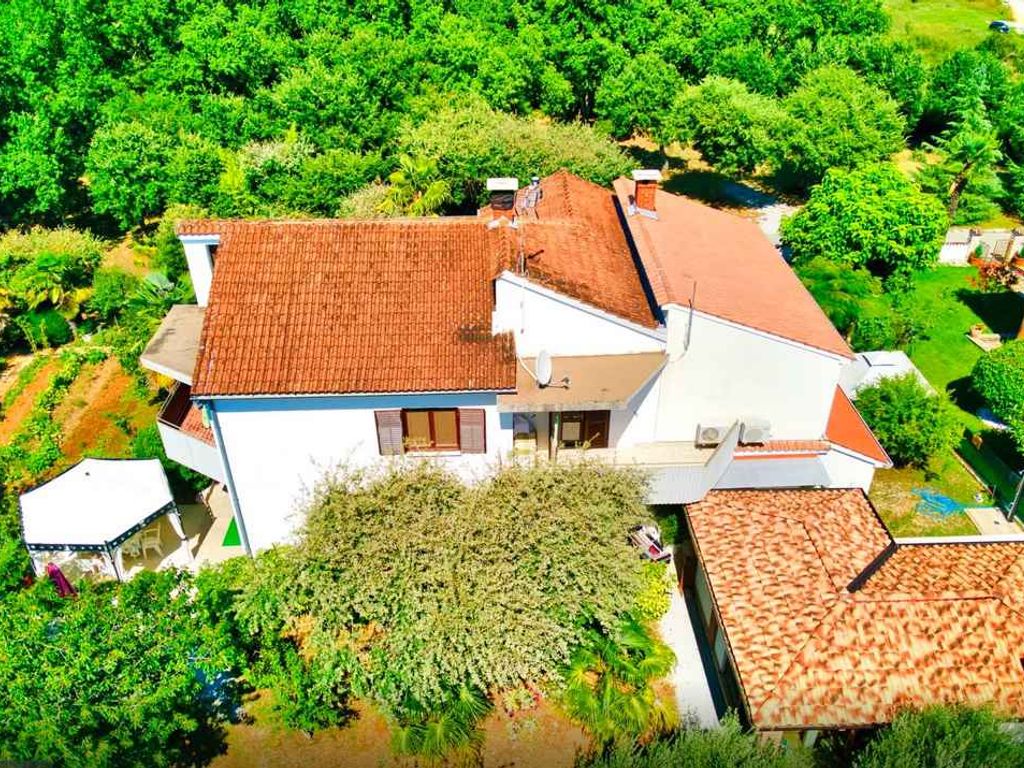 Ferienwohnung mit Terrasse und Jacuzzi