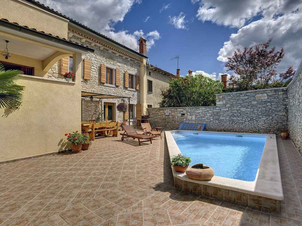 Villa mit Pool und Grill