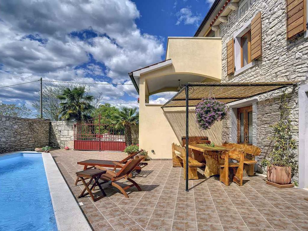 Villa mit Pool und Grill