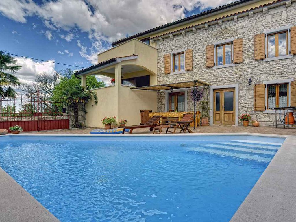 Villa mit Pool und Grill