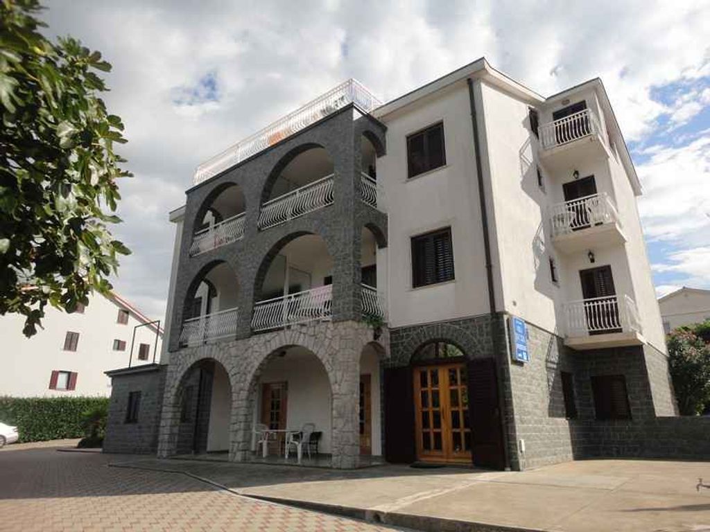 Ferienwohnung Apartment 50m from sea 2 Potkrovlje
