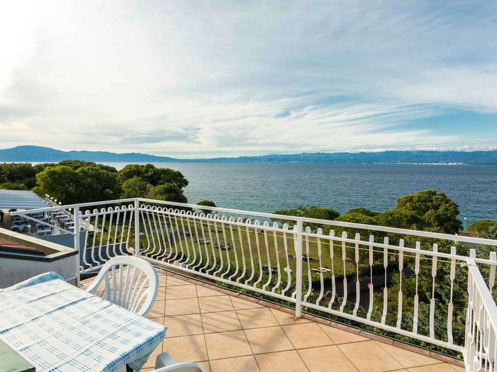 Ferienwohnung Apartment 50m from sea 2 Potkrovlje